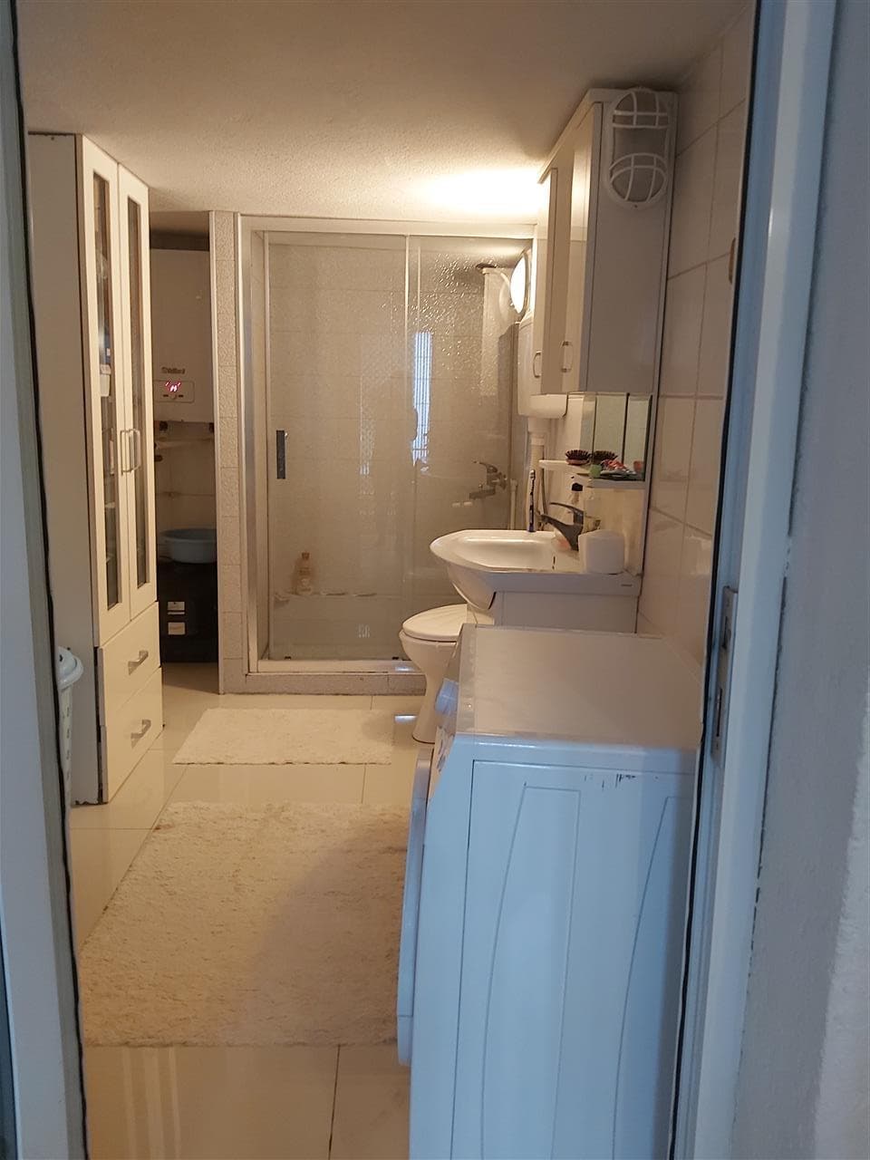 Lëshohet banesa me sistem banesor(kat shtepie me hyrje te vecante) me qira prapa teatrit Dodona