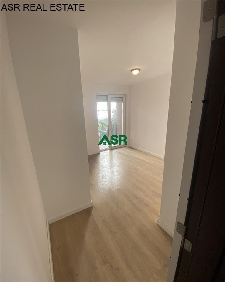 Lëshohet banesa me qira në lagjën e spitalit e pershtatshme per zyre