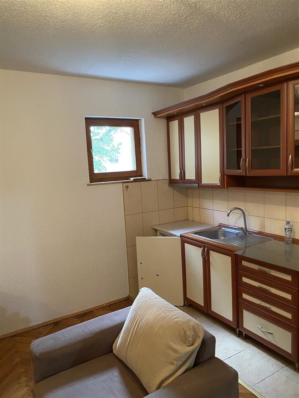 Kat i shtepisë 100m2 me qira në Arbëri 3