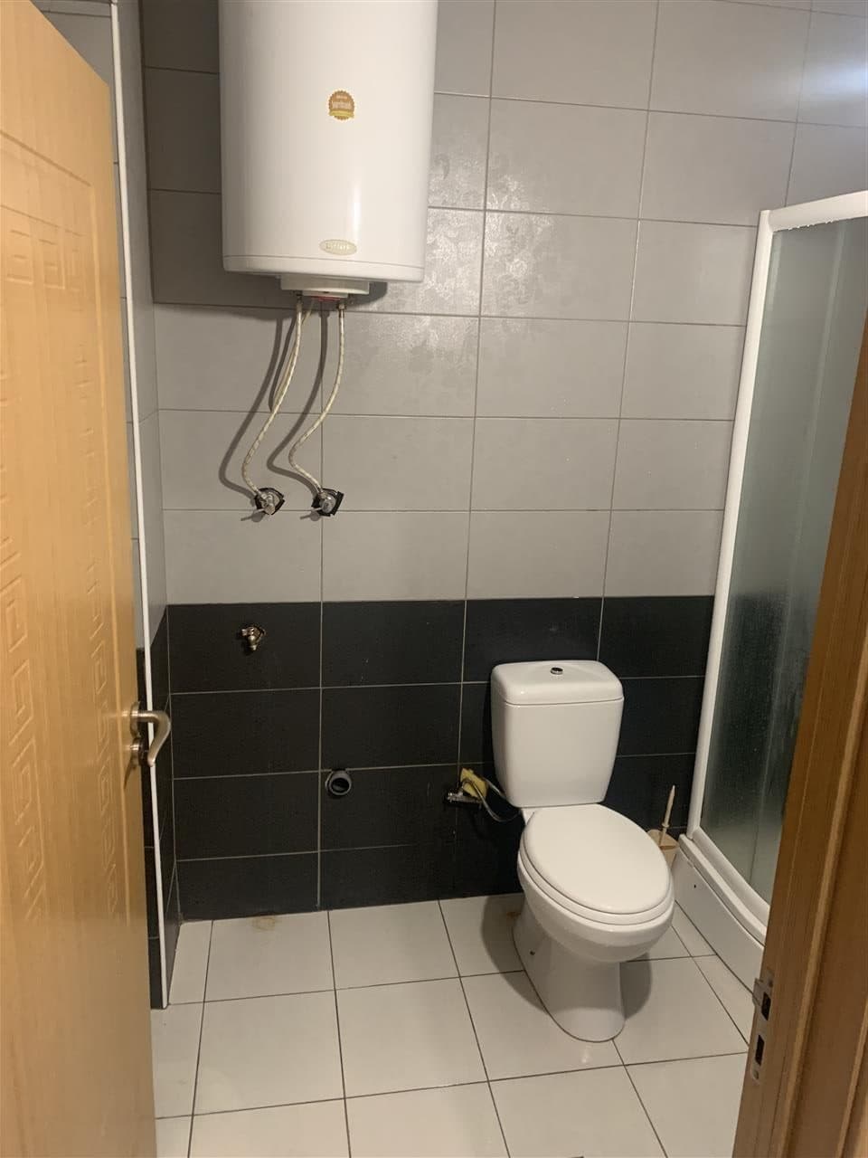 Lëshohet banesa me qira në lagjën 4 Llullat 3