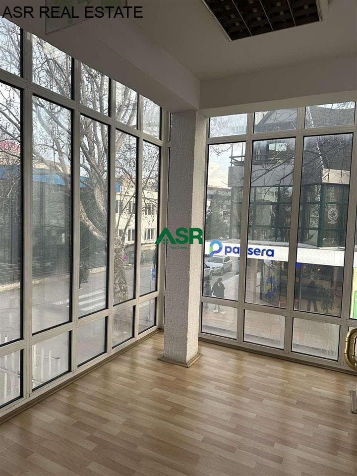 Objekt/ shtepi 1000m2 me qira dhe ne shitje në lagjen Pejton 2