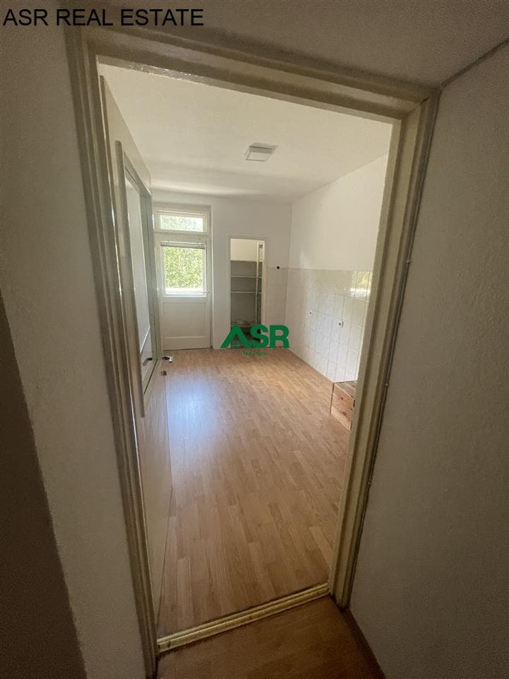 Lëshohet banesa me qira në Qender te Prishtines per ZYRE 4