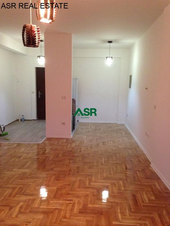 Lëshohet banesa me qera / shitje në lagjën Emshir 2