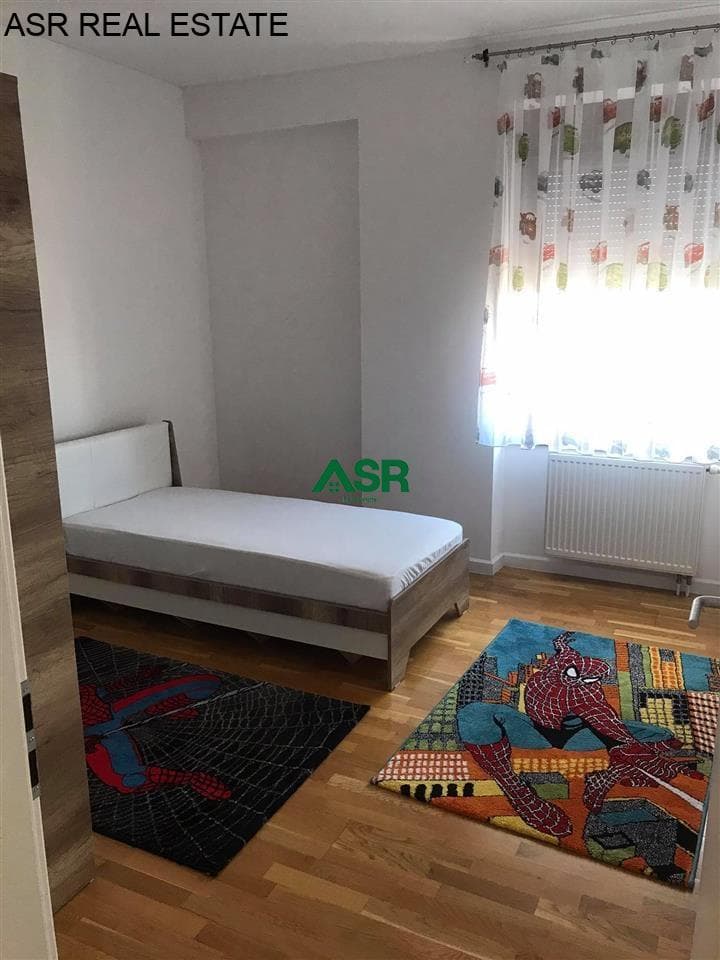 Lëshohet banesa me qira në lagjën Qender/Pejton