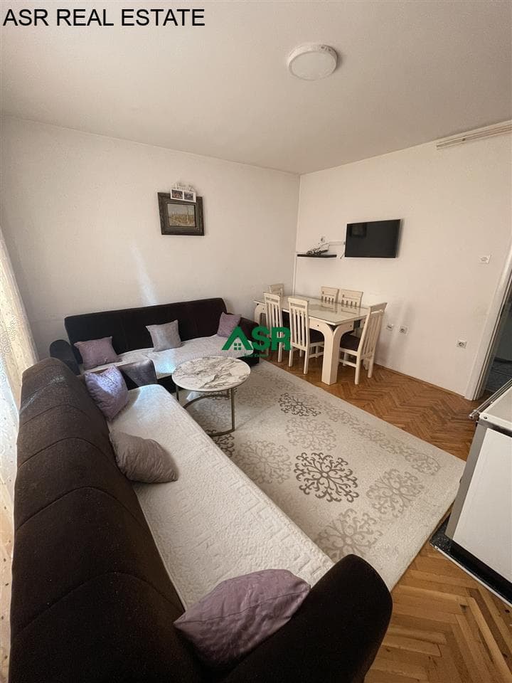 Ofrohet shtepia me qira në lagjen Emshir, 2