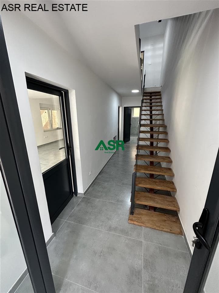 Shtëpi 300 m2 me qira në lagjen Pejton