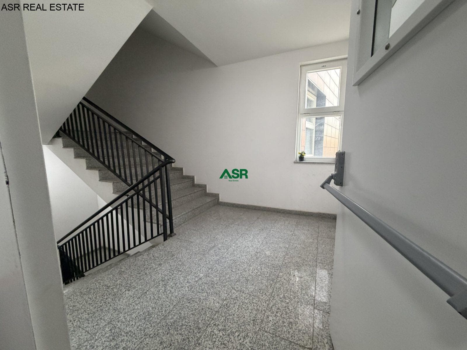 Banesë/zyre 100m2 me qira në Emshir