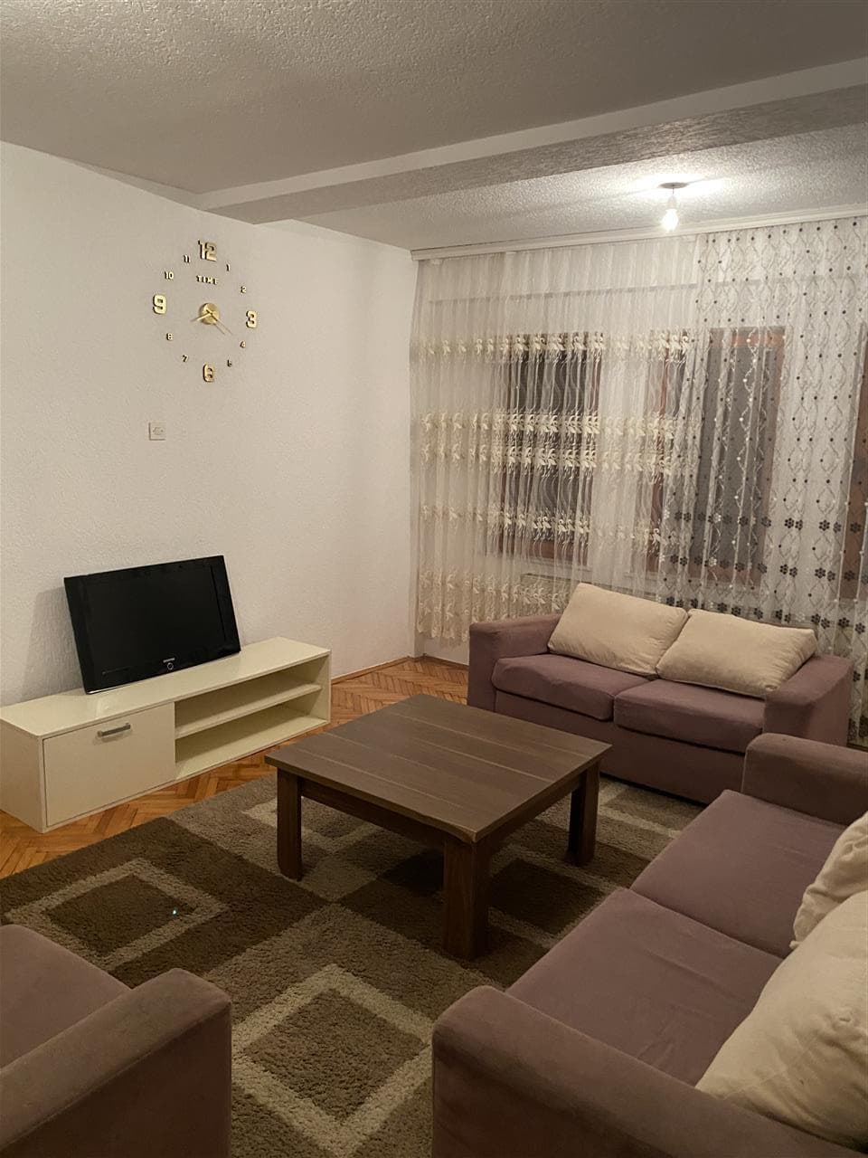 Kat i shtepisë 100m2 me qira në Arbëri