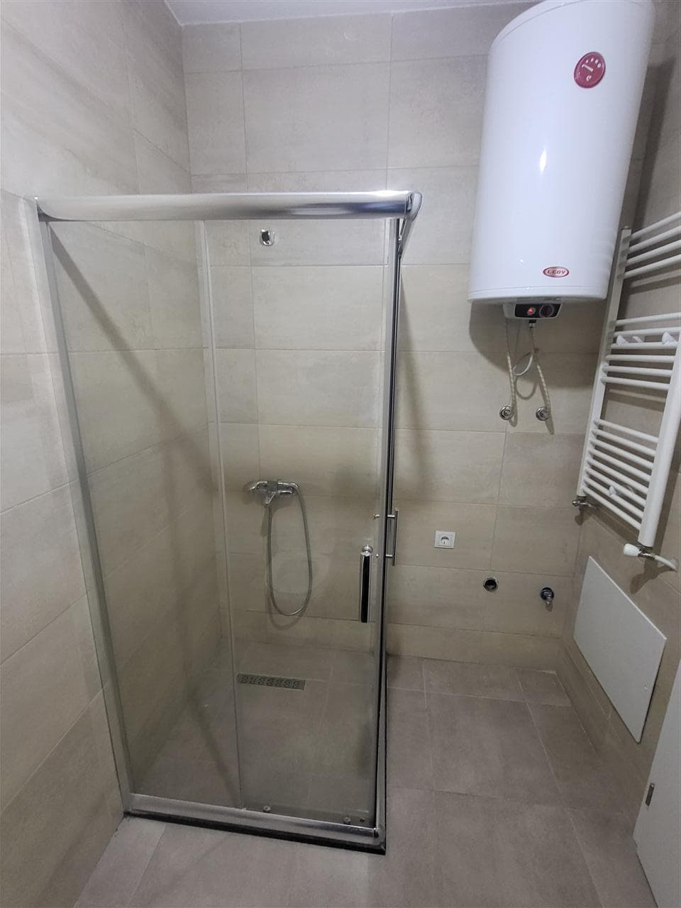 Banesë 100m2 me qira në lagjen Mati 1 4
