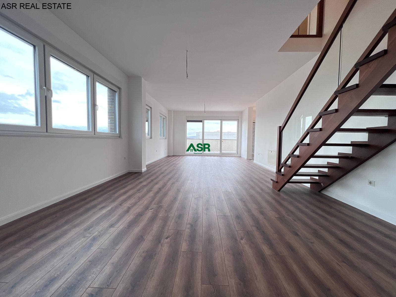 Ofrohet Penthouse (Duplex) per SHITJE ne lagjen Kalabria 4