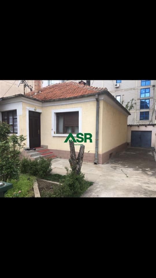 Lëshohet Shtepia/Trualli me qera në lagjën Pejton 3