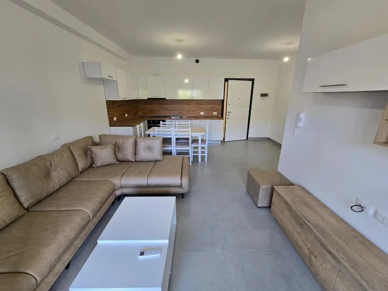 Shitet Apartament 1+1 në Plazhin e Golemit,ndertim i ri