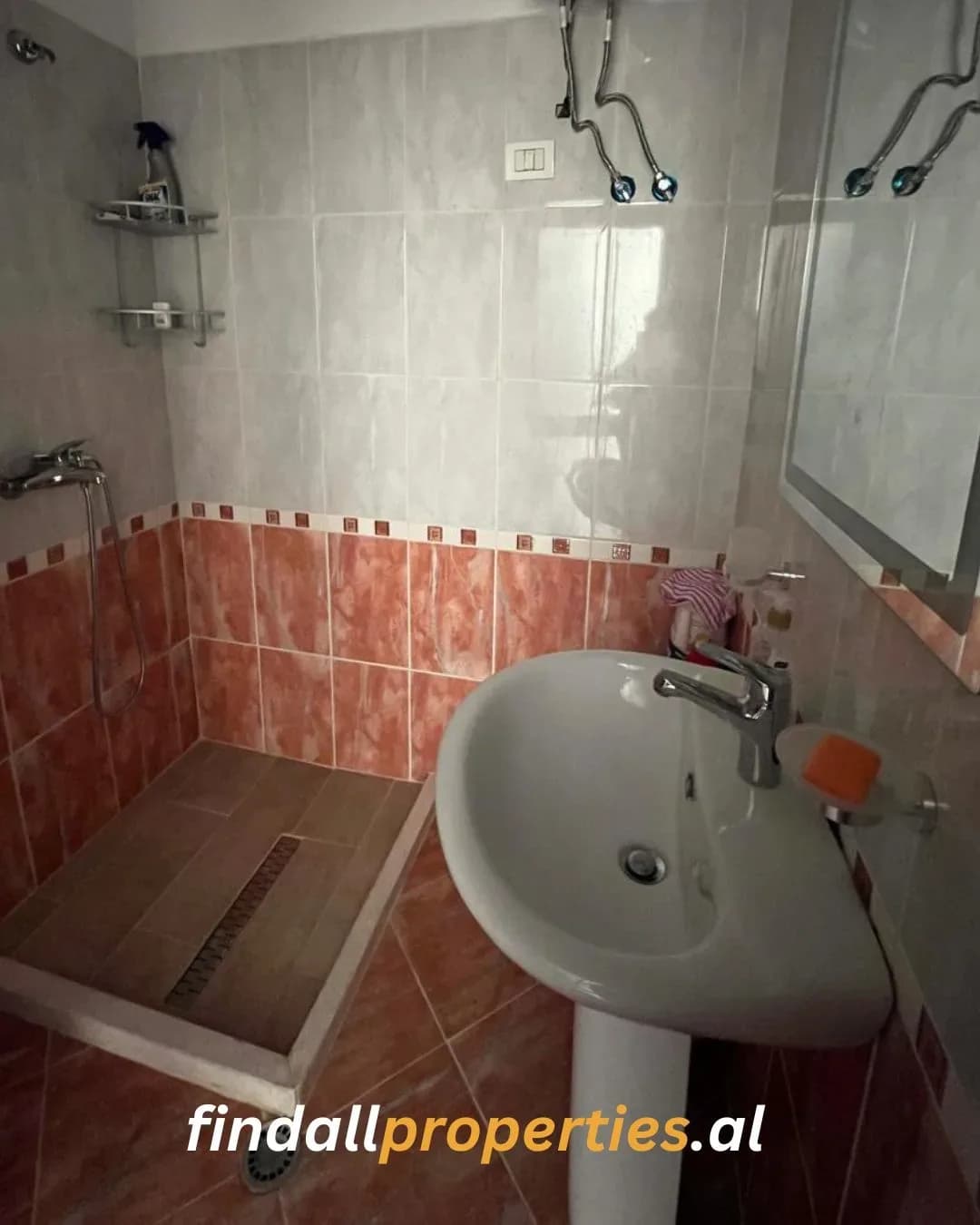 Jepet Apartament 1+1 me qera vjetore ne Shkëmbin e Kavajes 3