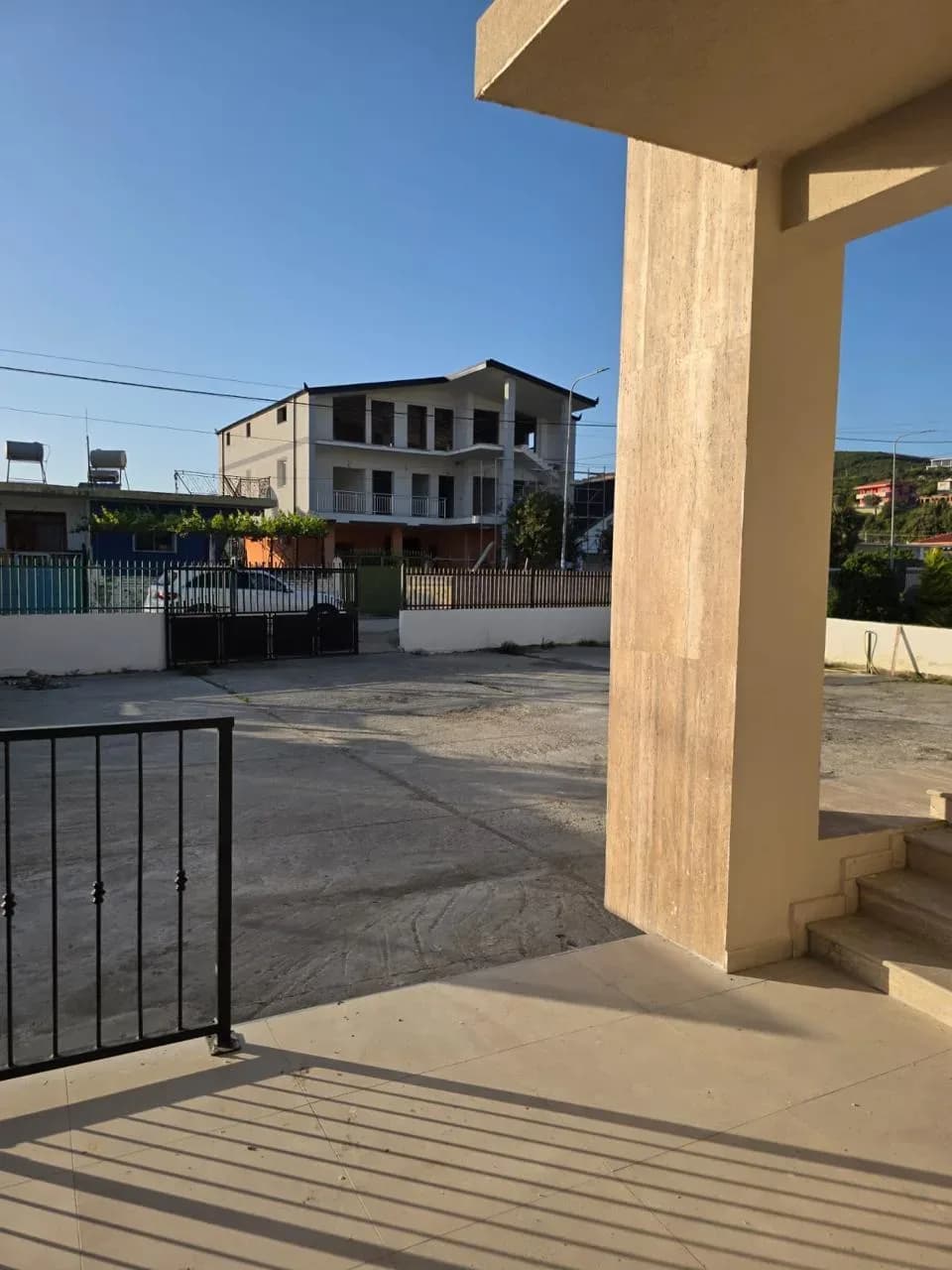 Shiten Garsoniere dhe Apartamente 1+1 në Plazhin e Spillesë