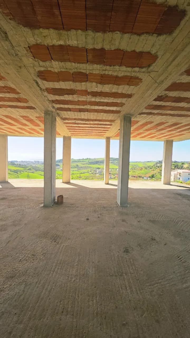 🏡 Shitet Ndërtesë 2 Kate + Tokë në Golem