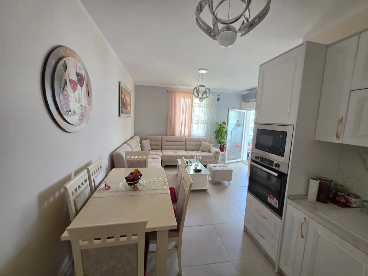Shitet Apartament 1+1 në Golem