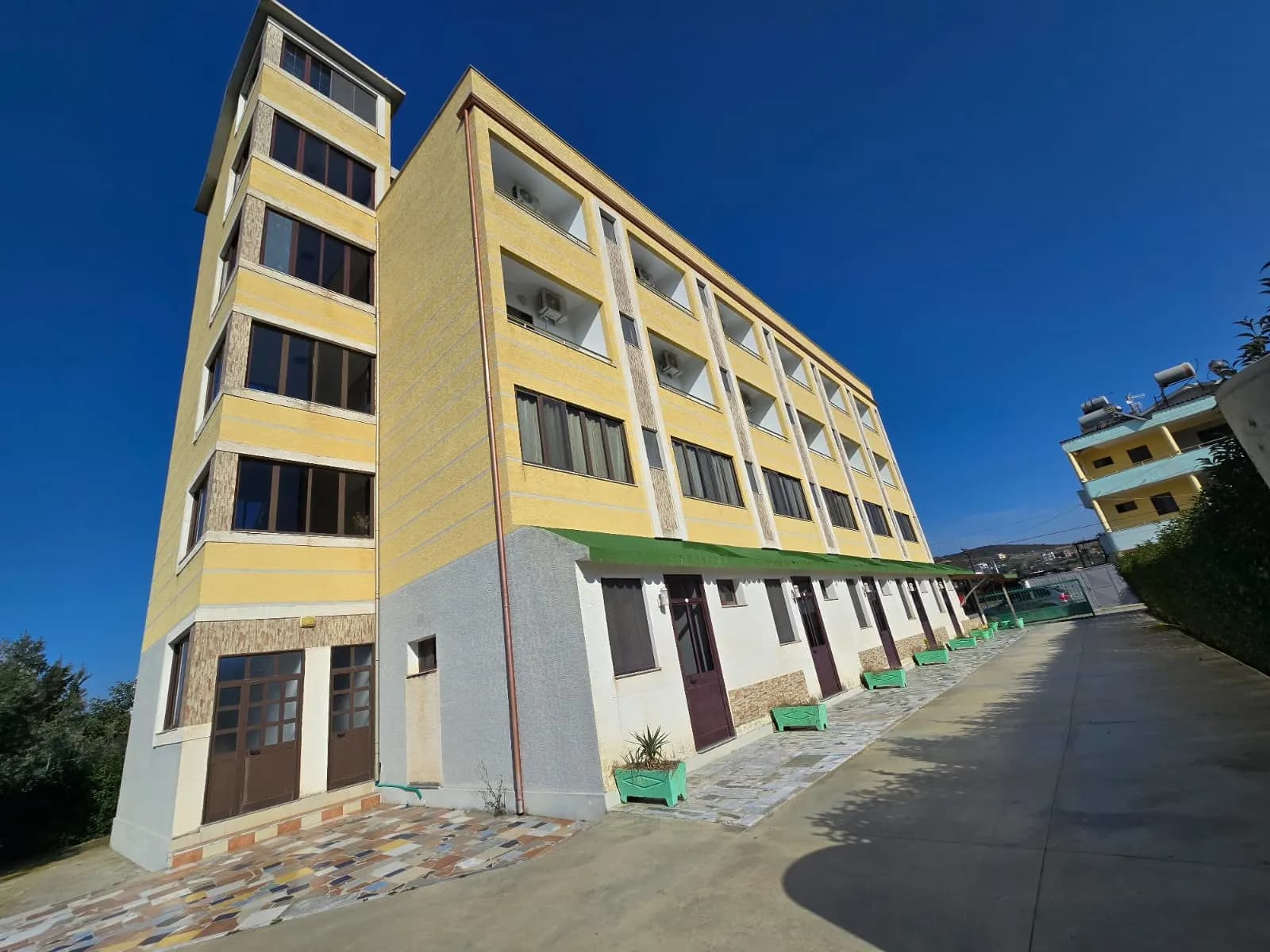 Shitet Hotel në Qendër të Spilles