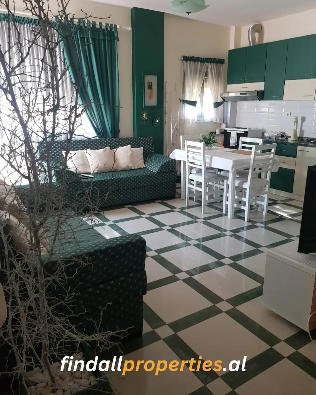 Shitet Apartament 1+1 në Shkëmbin e Kavajës – 100 m nga Deti