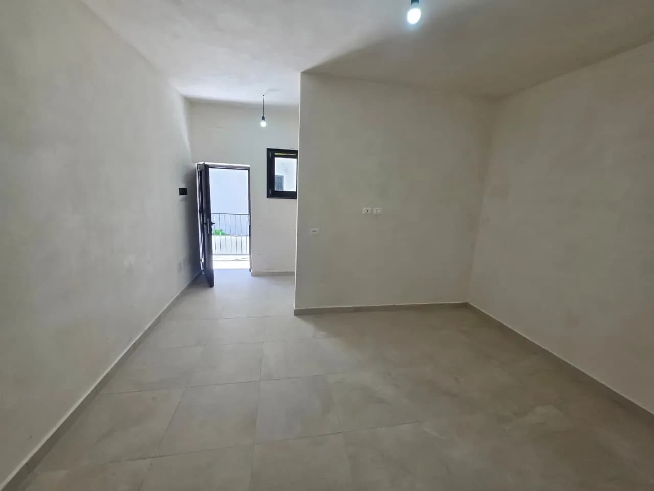 Shiten Garsoniere dhe Apartamente 1+1 në Plazhin e Spillesë