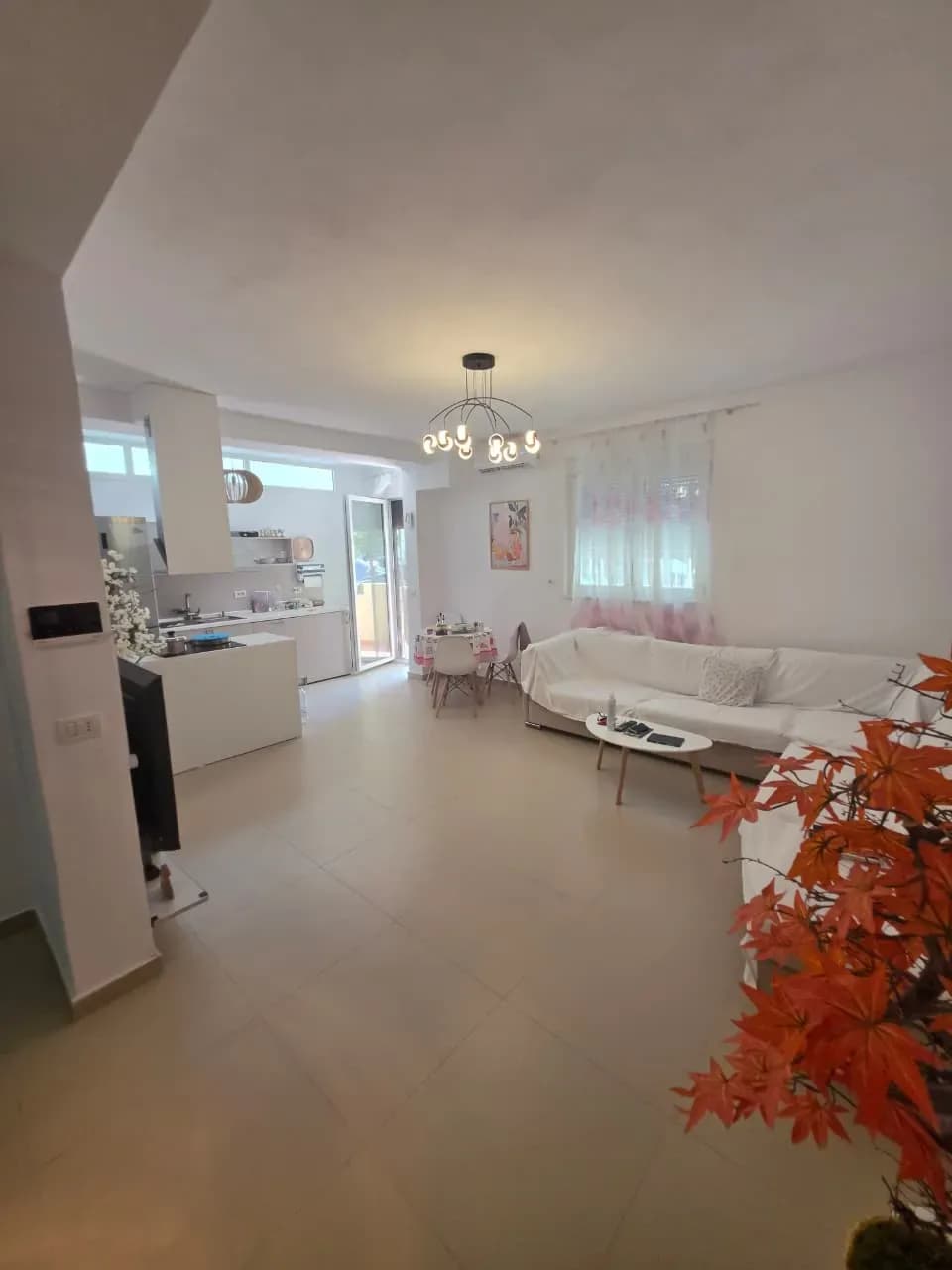 Shitet Apartament 1+1 në Shkëmbin e Kavajës – Vetëm 20 Metra nga Deti