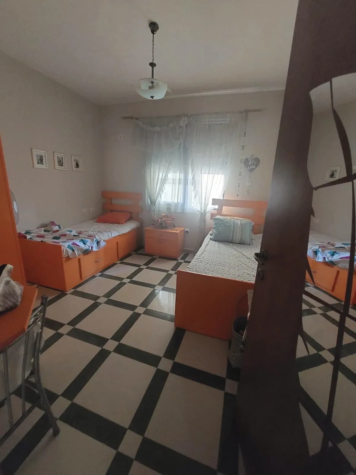 Shitet Apartament 1+1 në Shkëmbin e Kavajës – 100 m nga Deti