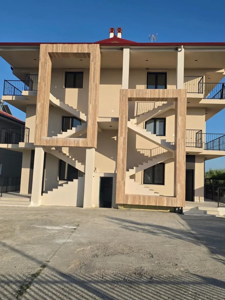 Shiten Garsoniere dhe Apartamente 1+1 në Plazhin e Spillesë