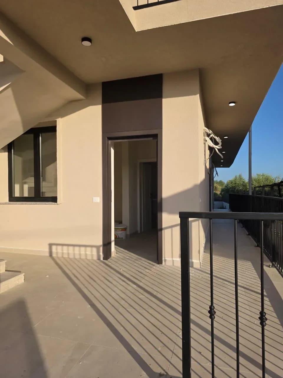 Shiten Garsoniere dhe Apartamente 1+1 në Plazhin e Spillesë