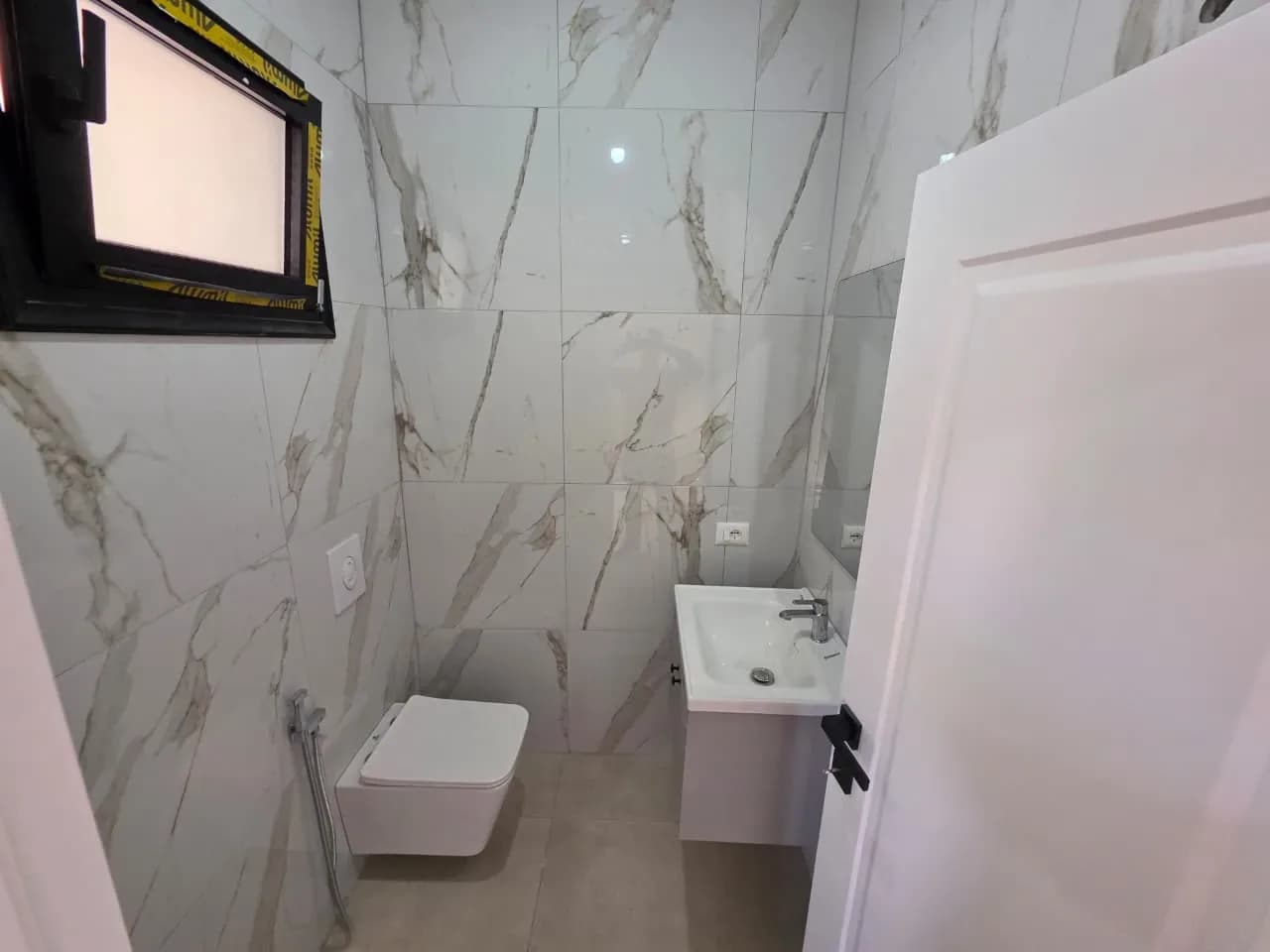 Shiten Garsoniere dhe Apartamente 1+1 në Plazhin e Spillesë