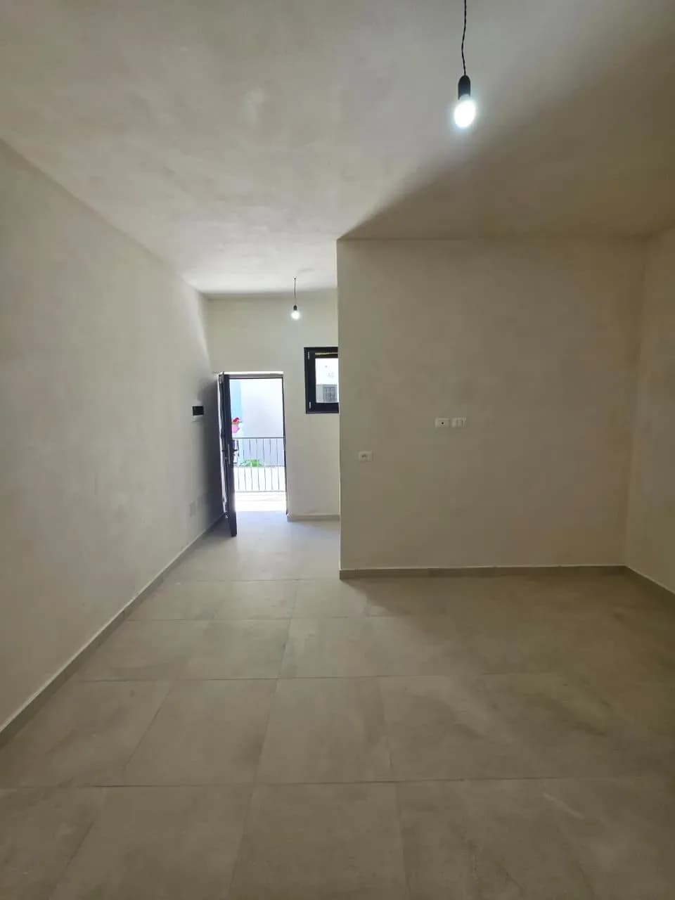 Shiten Garsoniere dhe Apartamente 1+1 në Plazhin e Spillesë