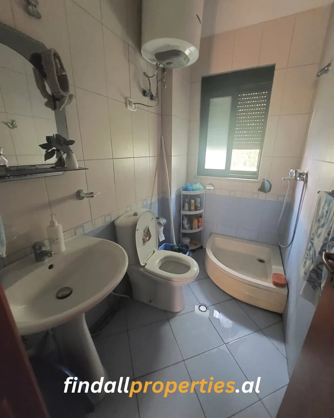 Shitet Apartament 1+1 në Shkëmbin e Kavajës – 100 m nga Deti
