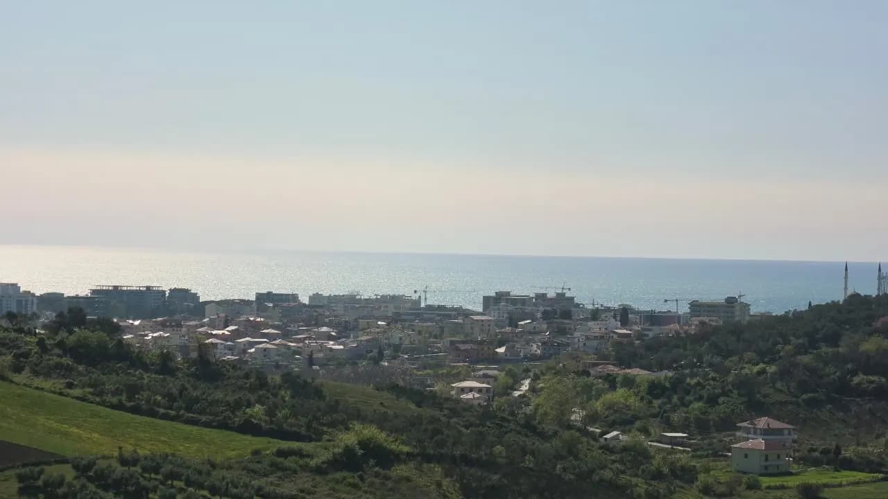 🏡 Shitet Ndërtesë 2 Kate + Tokë në Golem 3