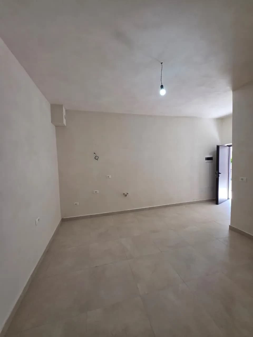 Shiten Garsoniere dhe Apartamente 1+1 në Plazhin e Spillesë