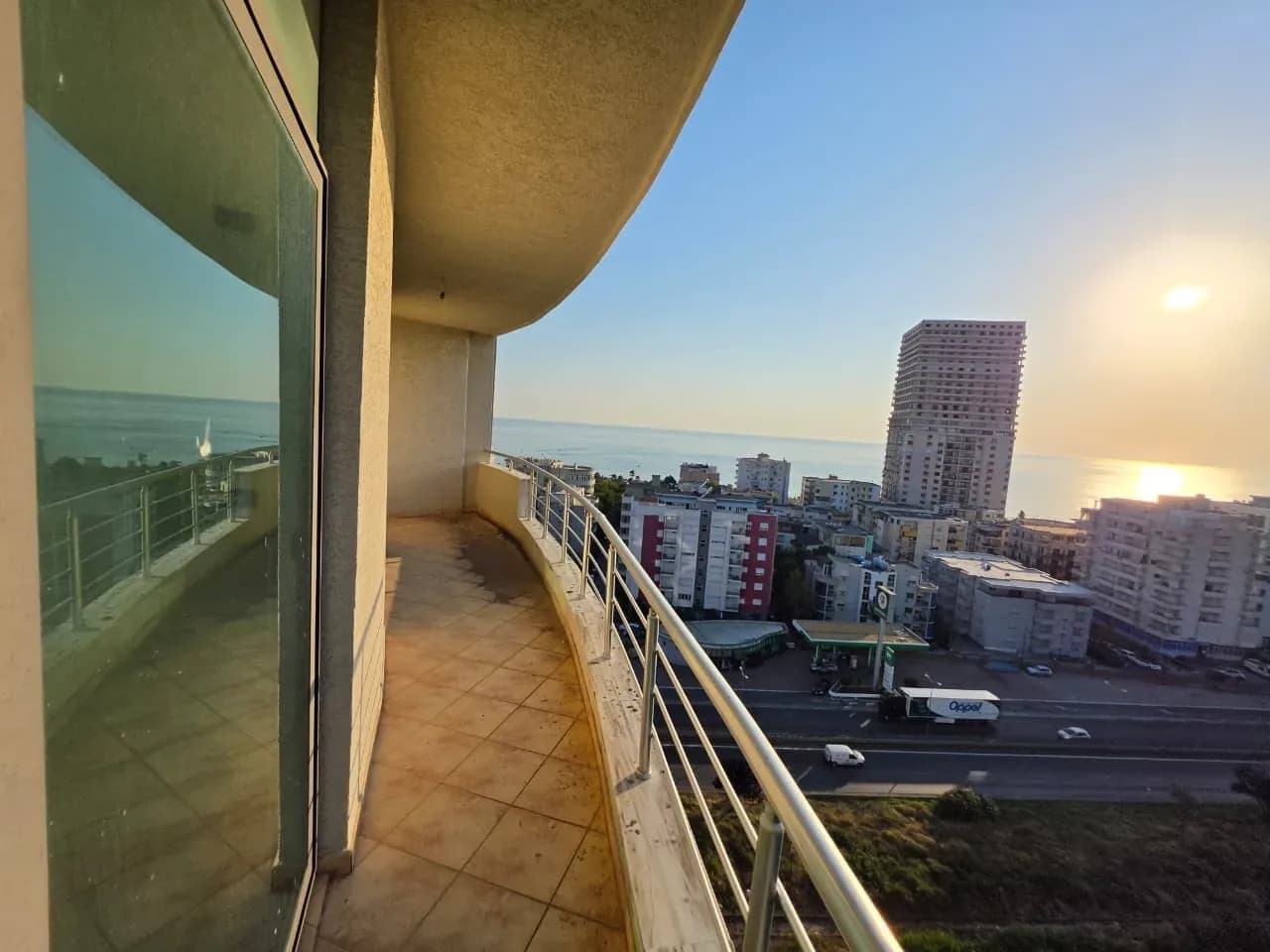 Shitet Apartament 1+1 me Pamje nga Deti në Shkëmbin e Kavajës