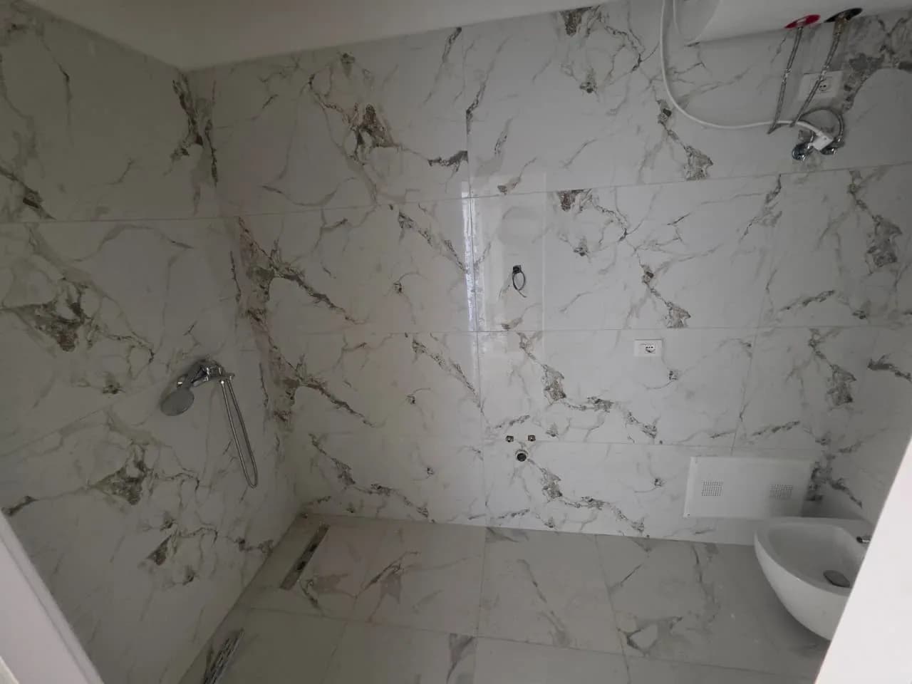 APARTAMENT 1+1 NË SHITJE – REZIDENCA LOREDIS, QERRET