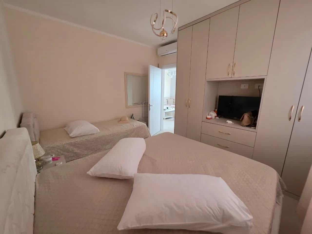 Shitet Apartament 1+1 në Golem