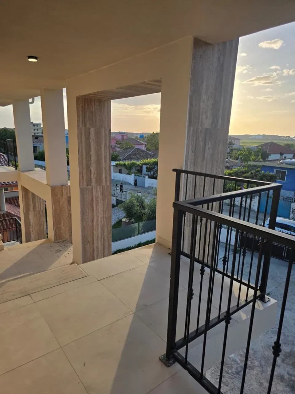 Shiten Garsoniere dhe Apartamente 1+1 në Plazhin e Spillesë