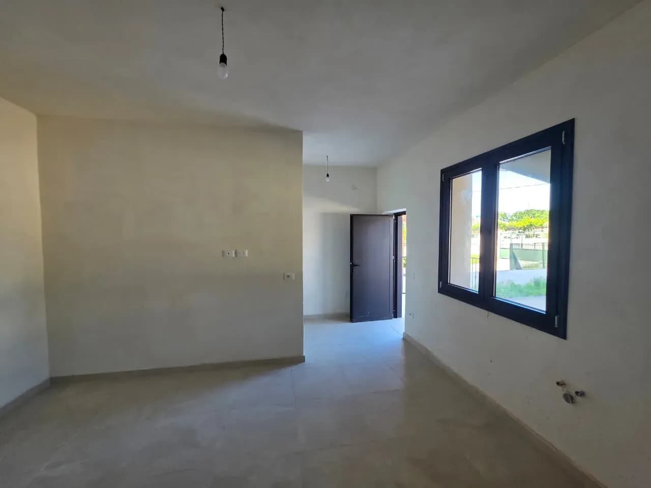 Shiten Garsoniere dhe Apartamente 1+1 në Plazhin e Spillesë