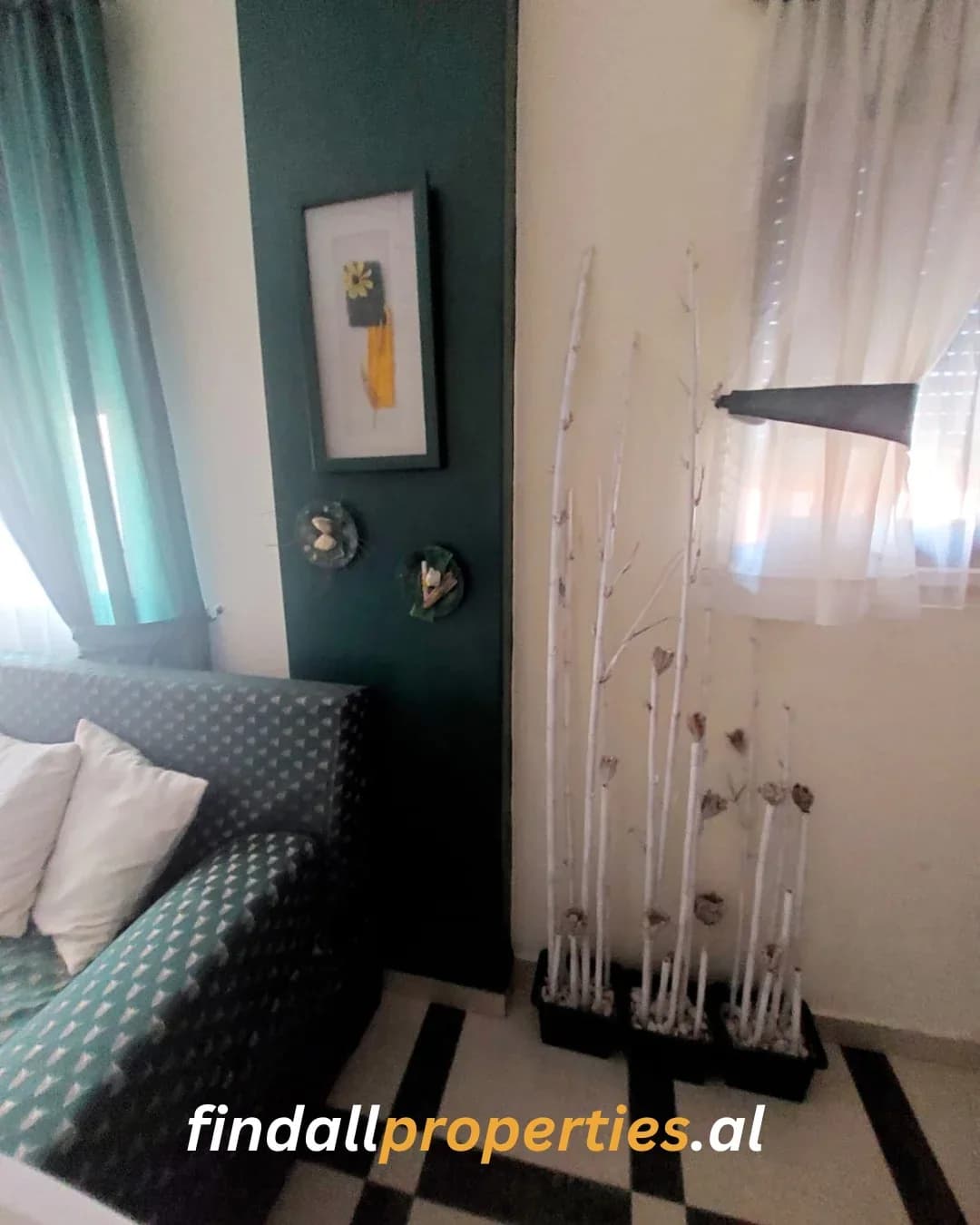Shitet Apartament 1+1 në Shkëmbin e Kavajës – 100 m nga Deti