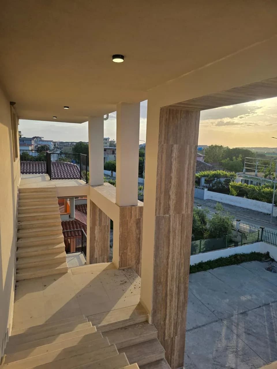 Shiten Garsoniere dhe Apartamente 1+1 në Plazhin e Spillesë