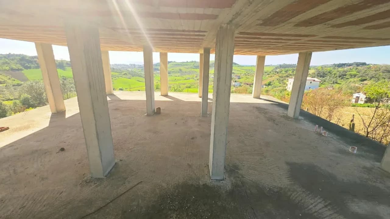 🏡 Shitet Ndërtesë 2 Kate + Tokë në Golem
