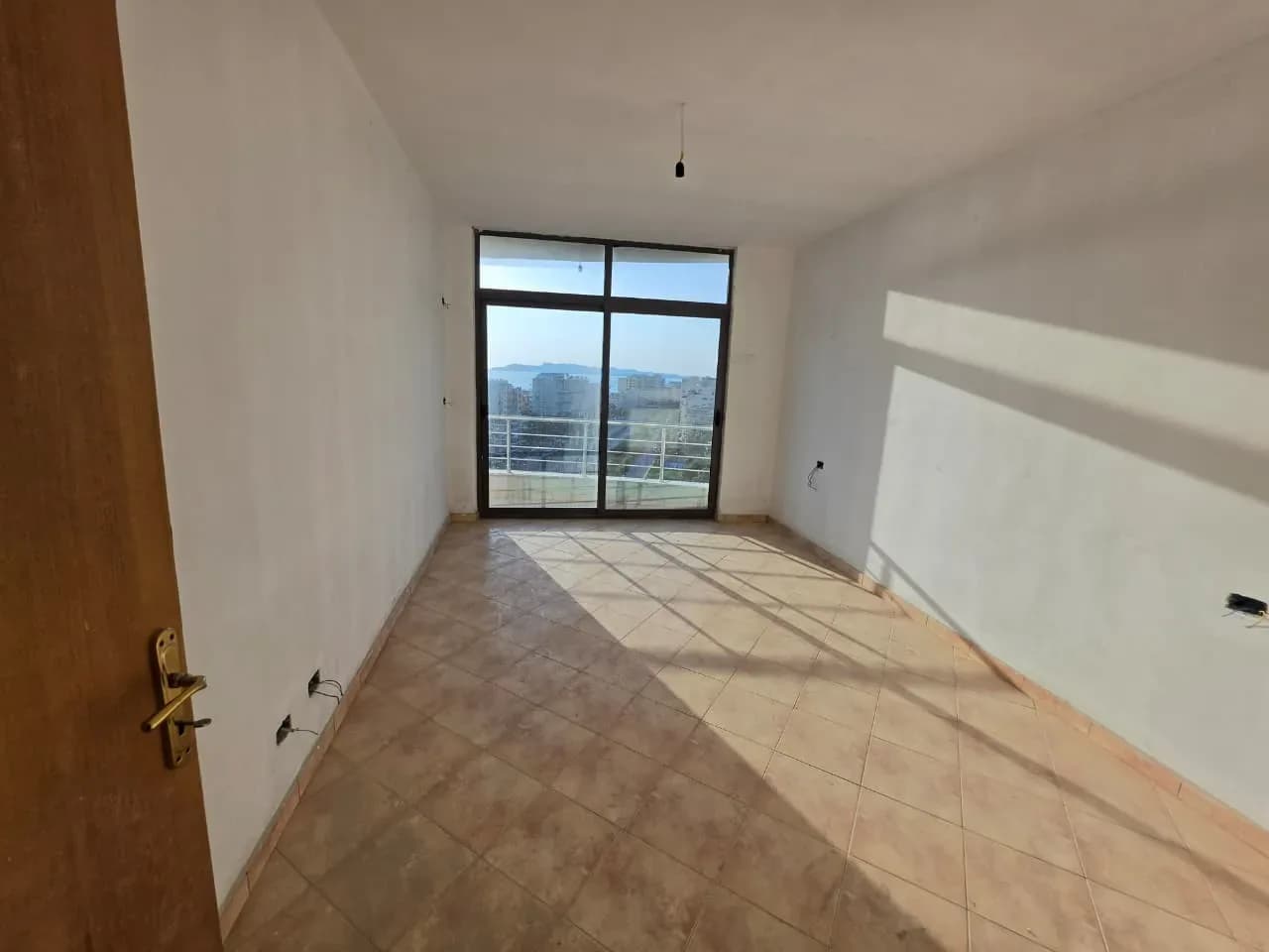 Shitet Apartament 1+1 me Pamje nga Deti në Shkëmbin e Kavajës