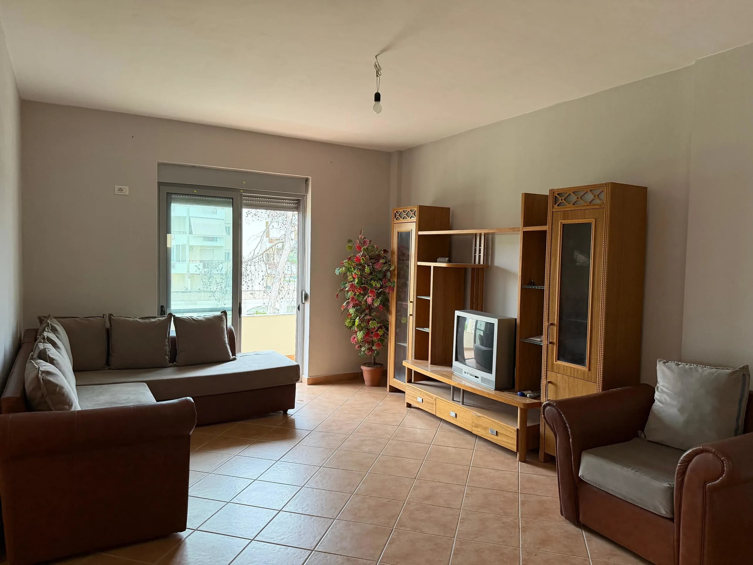 Shitet Apartament 2+1 në Malin e Robit – 100 metra nga deti