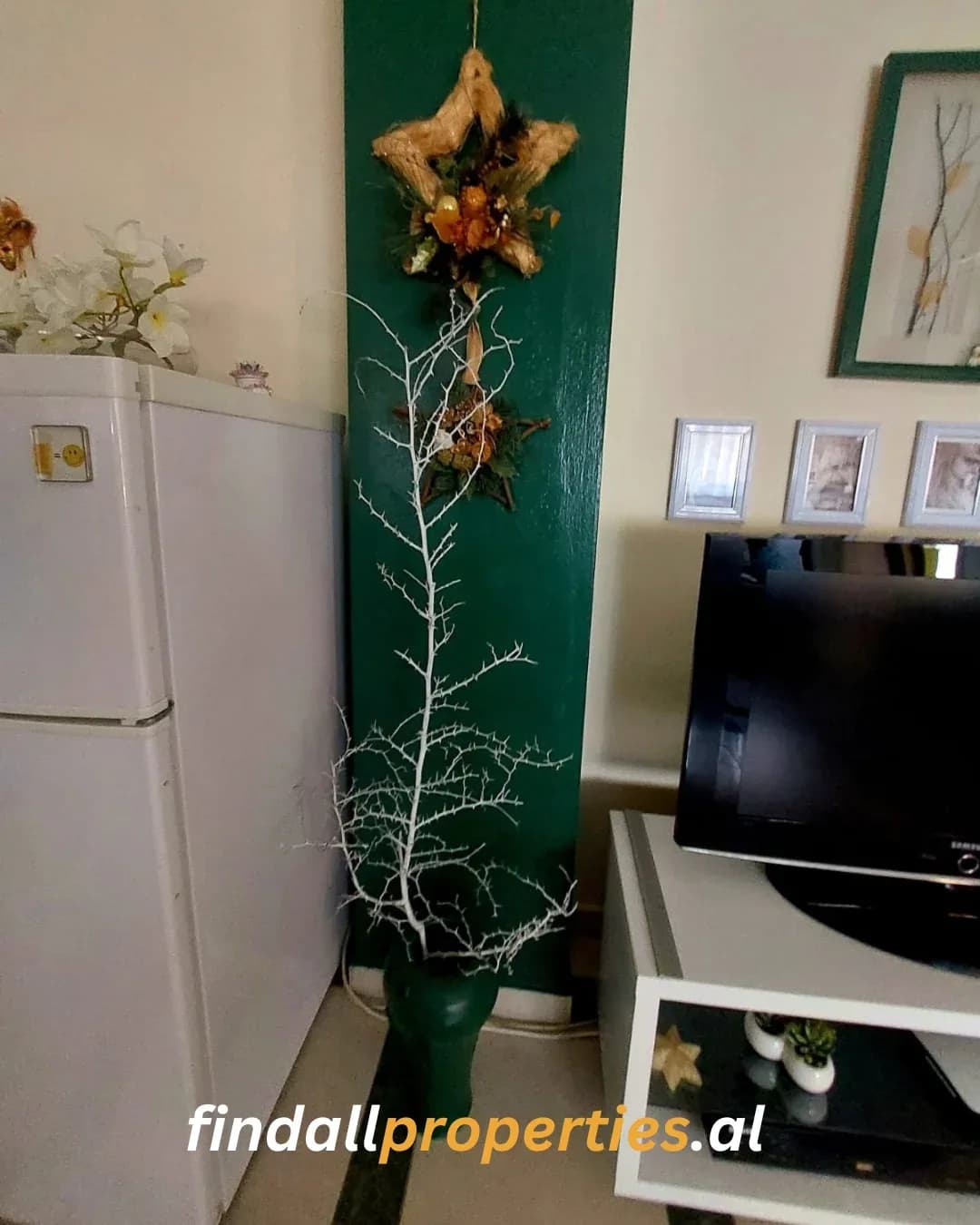 Shitet Apartament 1+1 në Shkëmbin e Kavajës – 100 m nga Deti