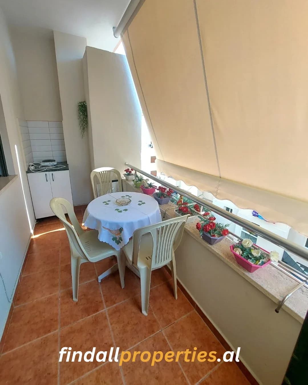Shitet Apartament 1+1 në Shkëmbin e Kavajës – 100 m nga Deti