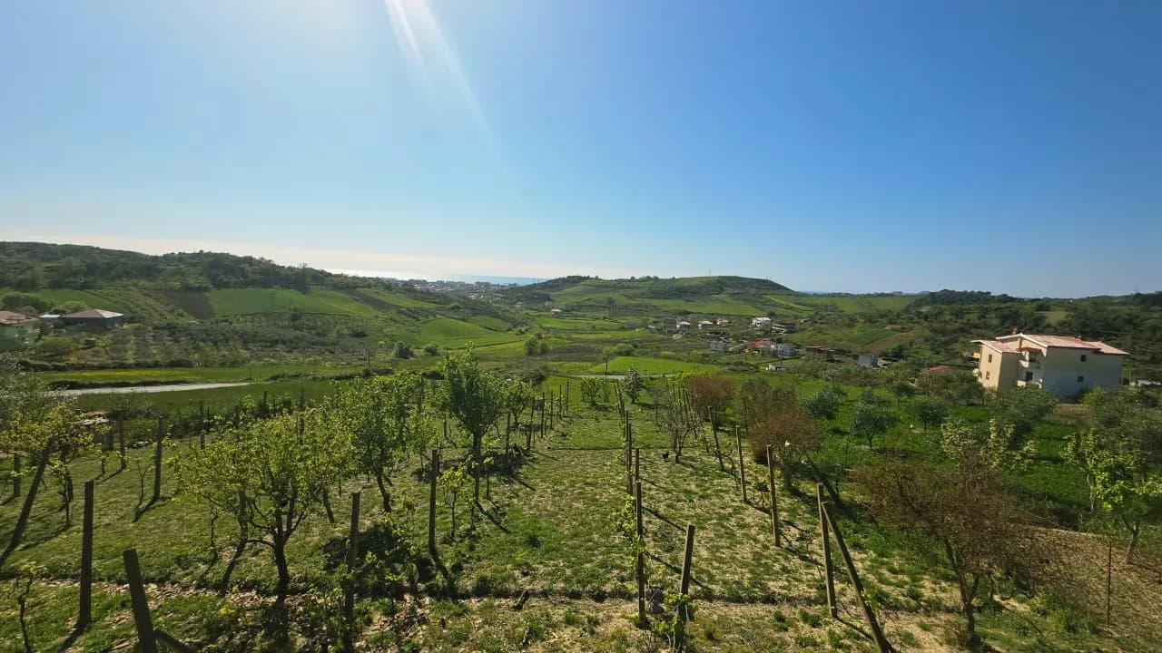 🏡 Shitet Ndërtesë 2 Kate + Tokë në Golem
