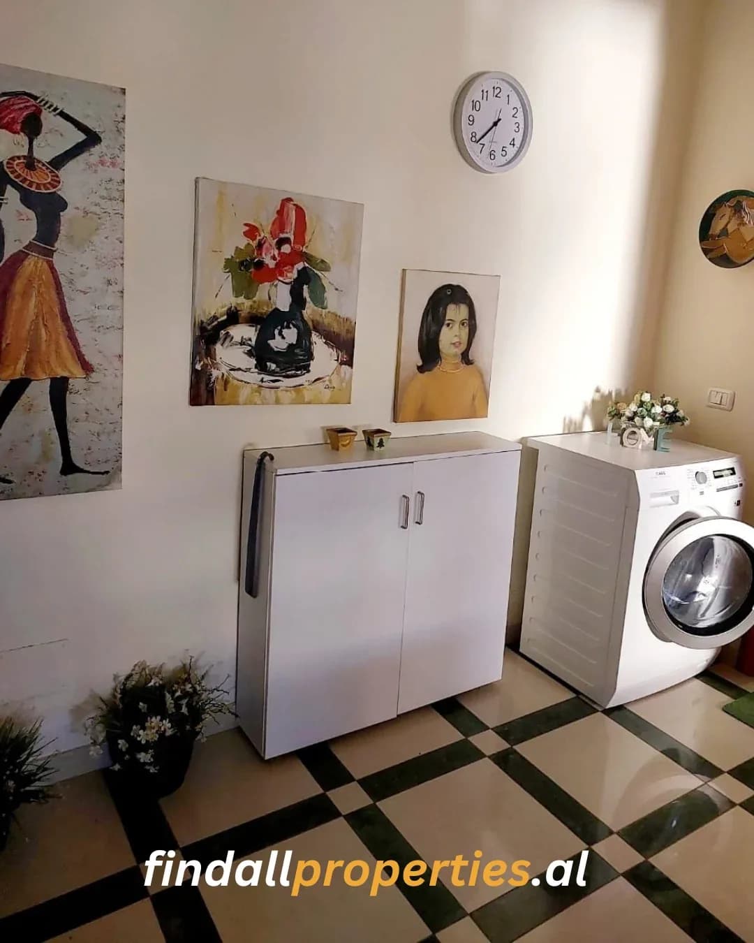 Shitet Apartament 1+1 në Shkëmbin e Kavajës – 100 m nga Deti