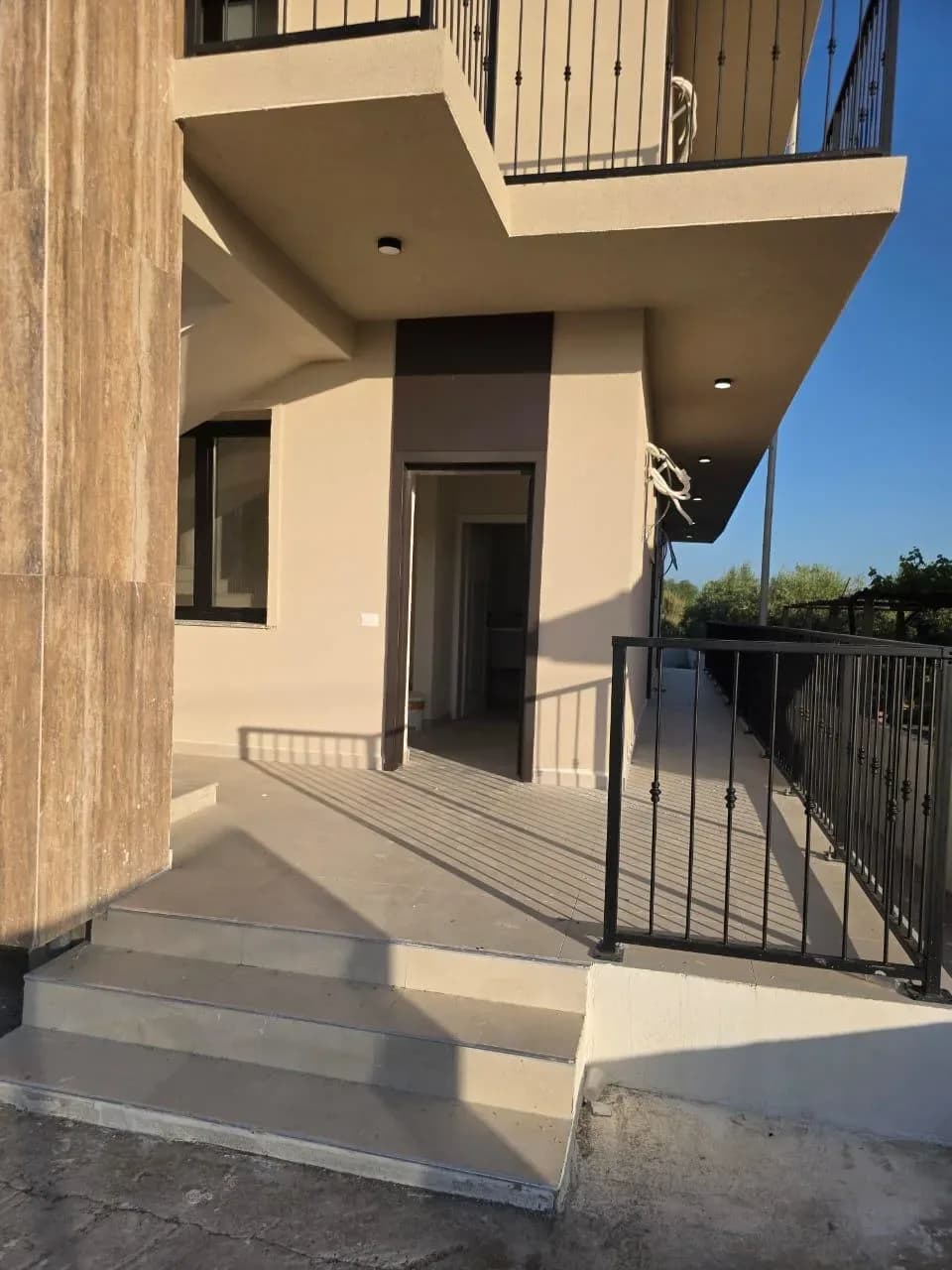Shiten Garsoniere dhe Apartamente 1+1 në Plazhin e Spillesë 2