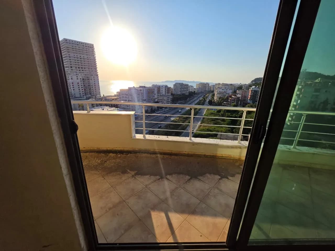 Shitet Apartament 1+1 me Pamje nga Deti në Shkëmbin e Kavajës