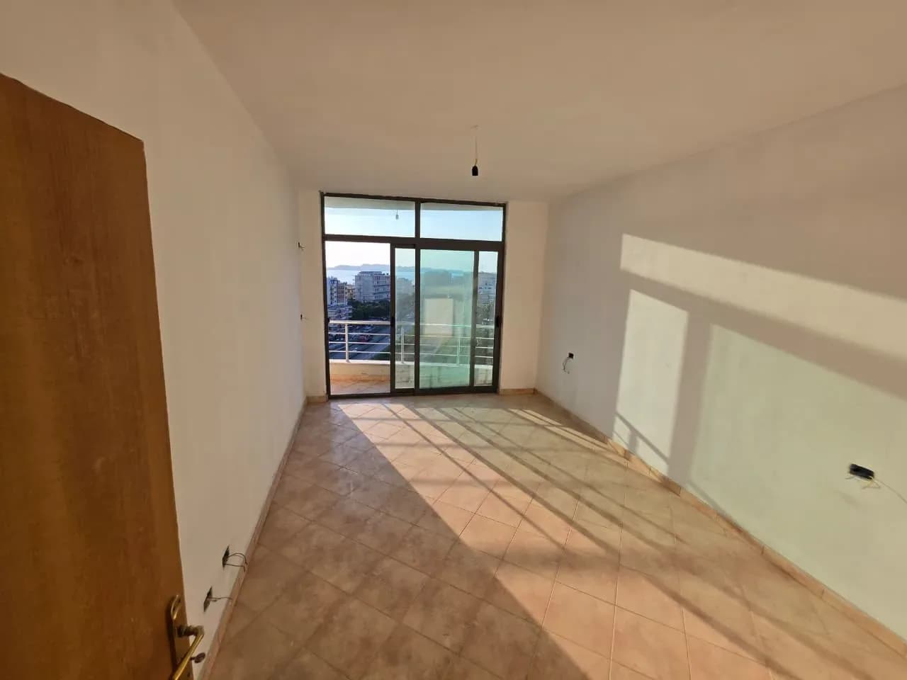 Shitet Apartament 1+1 me Pamje nga Deti në Shkëmbin e Kavajës