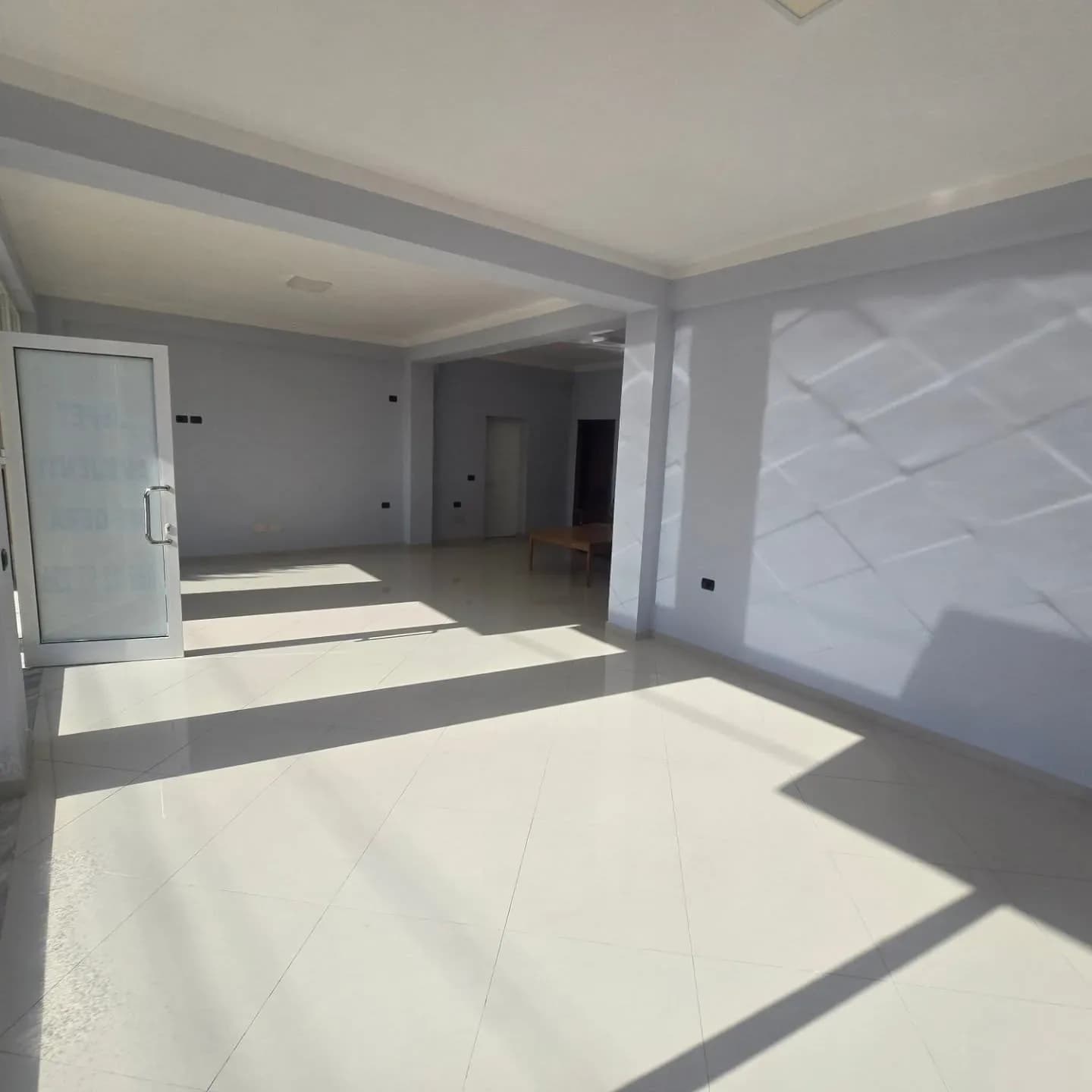 Jepet me Qira Ambient Biznesi në Durrës - Rruga Sulejman Pitarka, Durrës